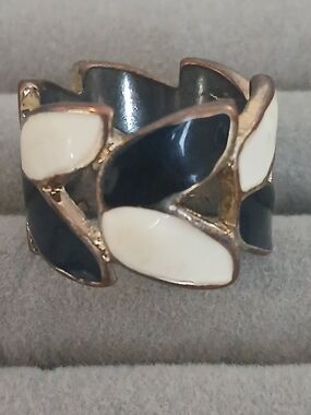 Black and White Enamel Leaf Ring - Unbranded